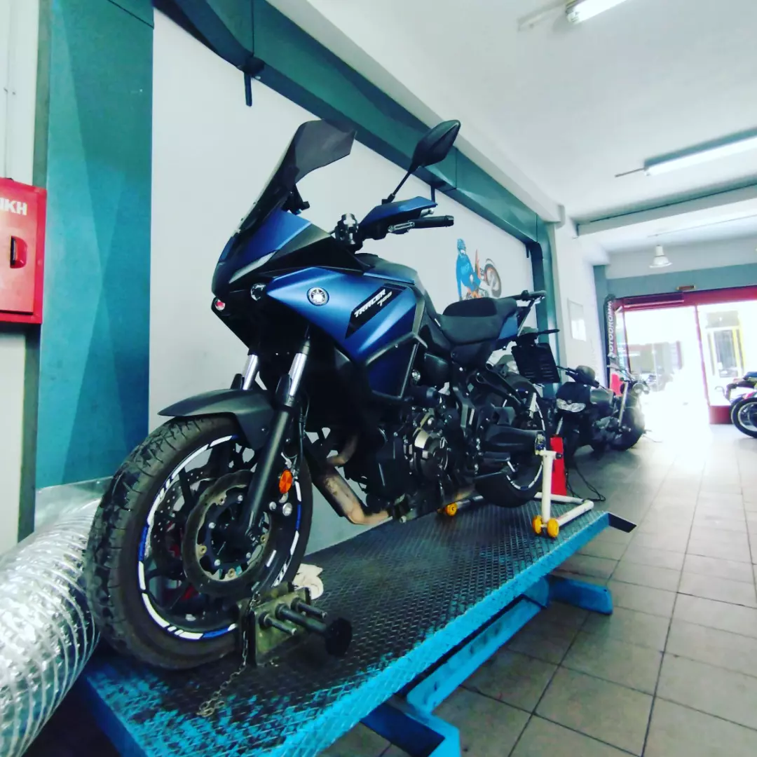 Μοτοσυκλέτα Yamaha πάνω στο αναβατόριο του Motodromio